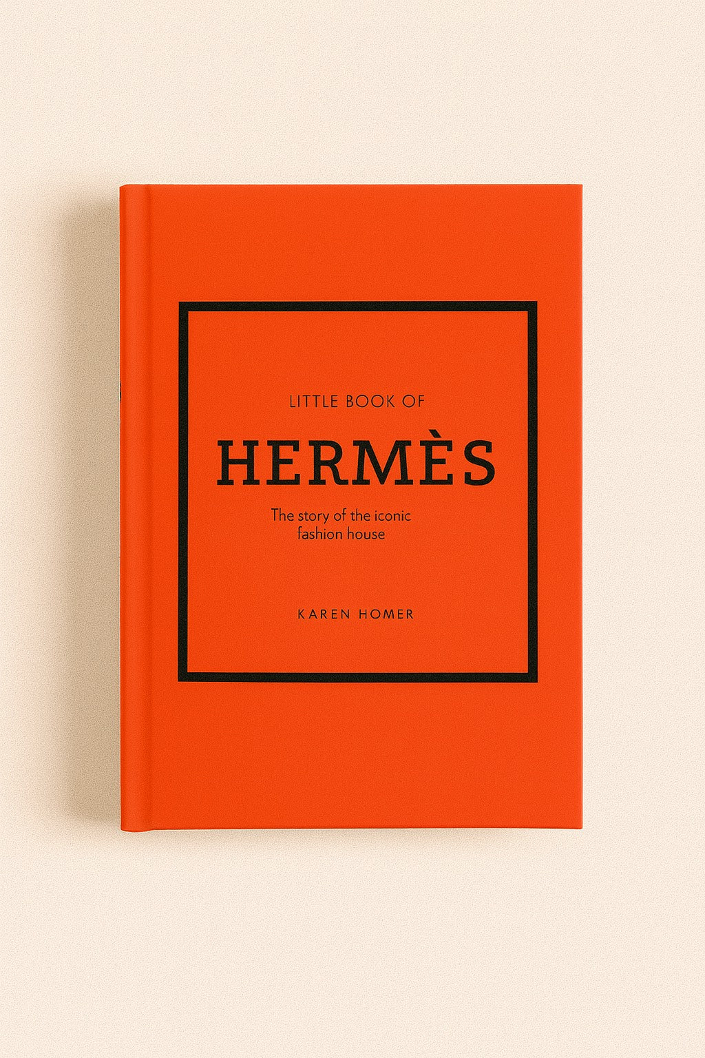 Little Book of Hermès (Nederlandstalig) van Karen Homer is een stijlvol en inspirerend boek voor iedere modeliefhebber. Het neemt je mee in de rijke geschiedenis van het Franse modehuis Hermès, dat wereldwijd bekendstaat om zijn ongeëvenaarde vakmanschap, tijdloze elegantie en iconische creaties.