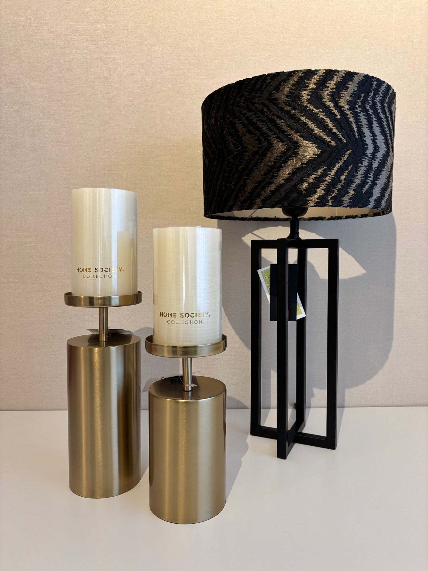 Ronde lampenkap van fluweel in zwart met een gouden patroon, Ø30x17 cm, voor een luxe en sfeervolle interieurstijl.