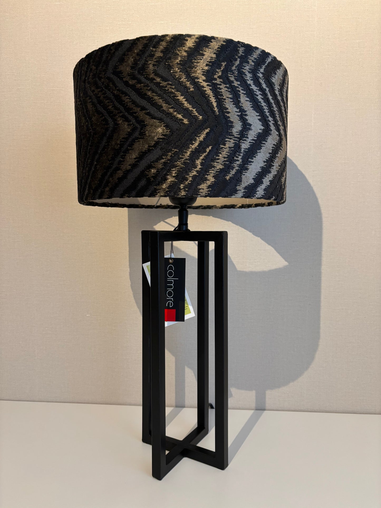 Ronde lampenkap van fluweel in zwart met een gouden patroon, Ø30x17 cm, voor een luxe en sfeervolle interieurstijl.