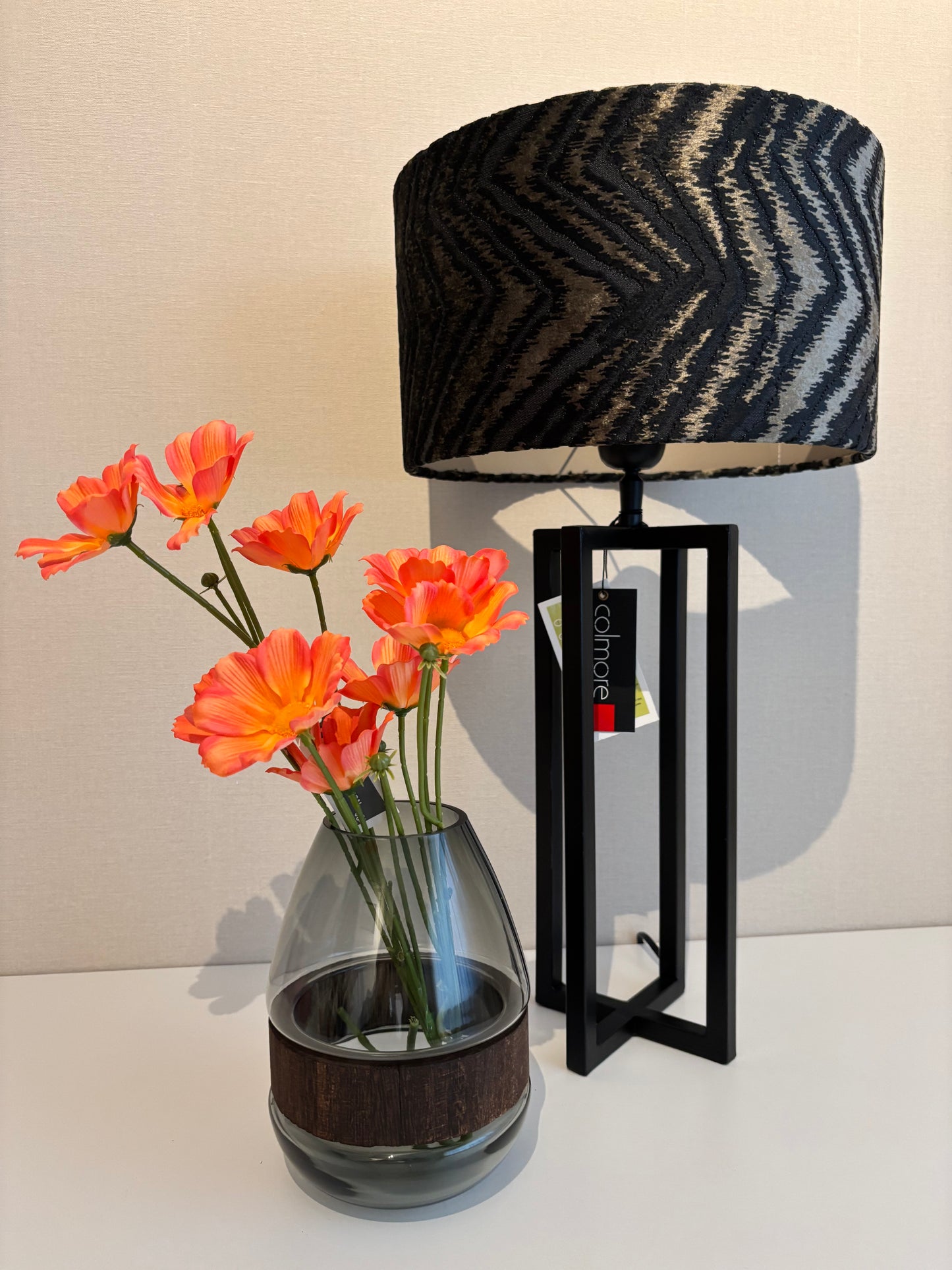 Ronde lampenkap van fluweel in zwart met een gouden patroon, Ø30x17 cm, voor een luxe en sfeervolle interieurstijl.