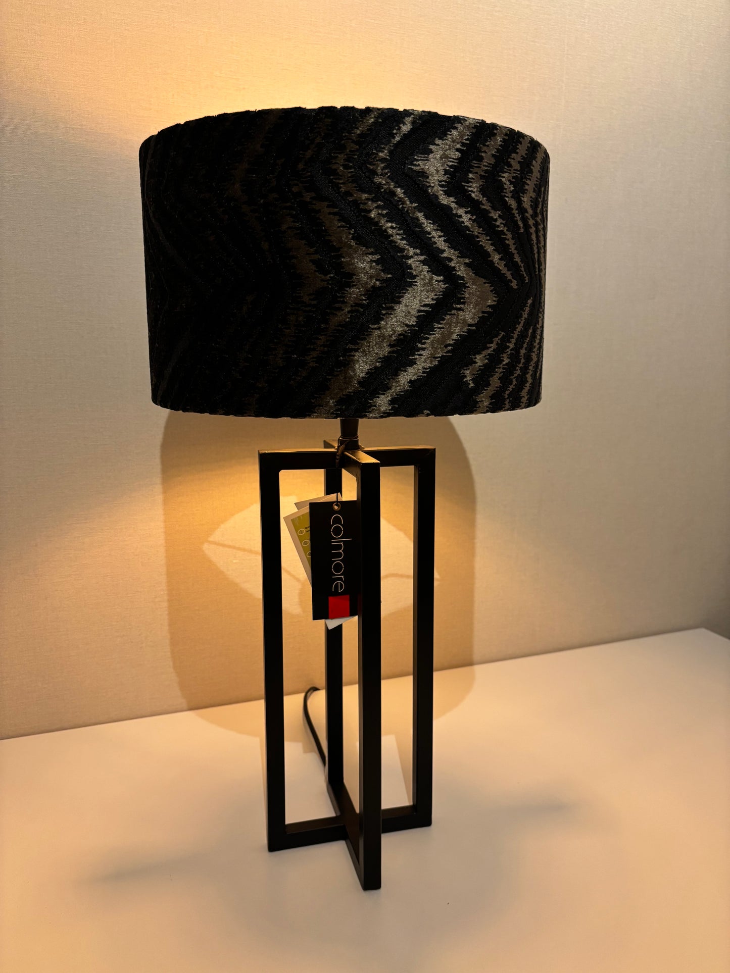 Ronde lampenkap van fluweel in zwart met een gouden patroon, Ø30x17 cm, voor een luxe en sfeervolle interieurstijl.