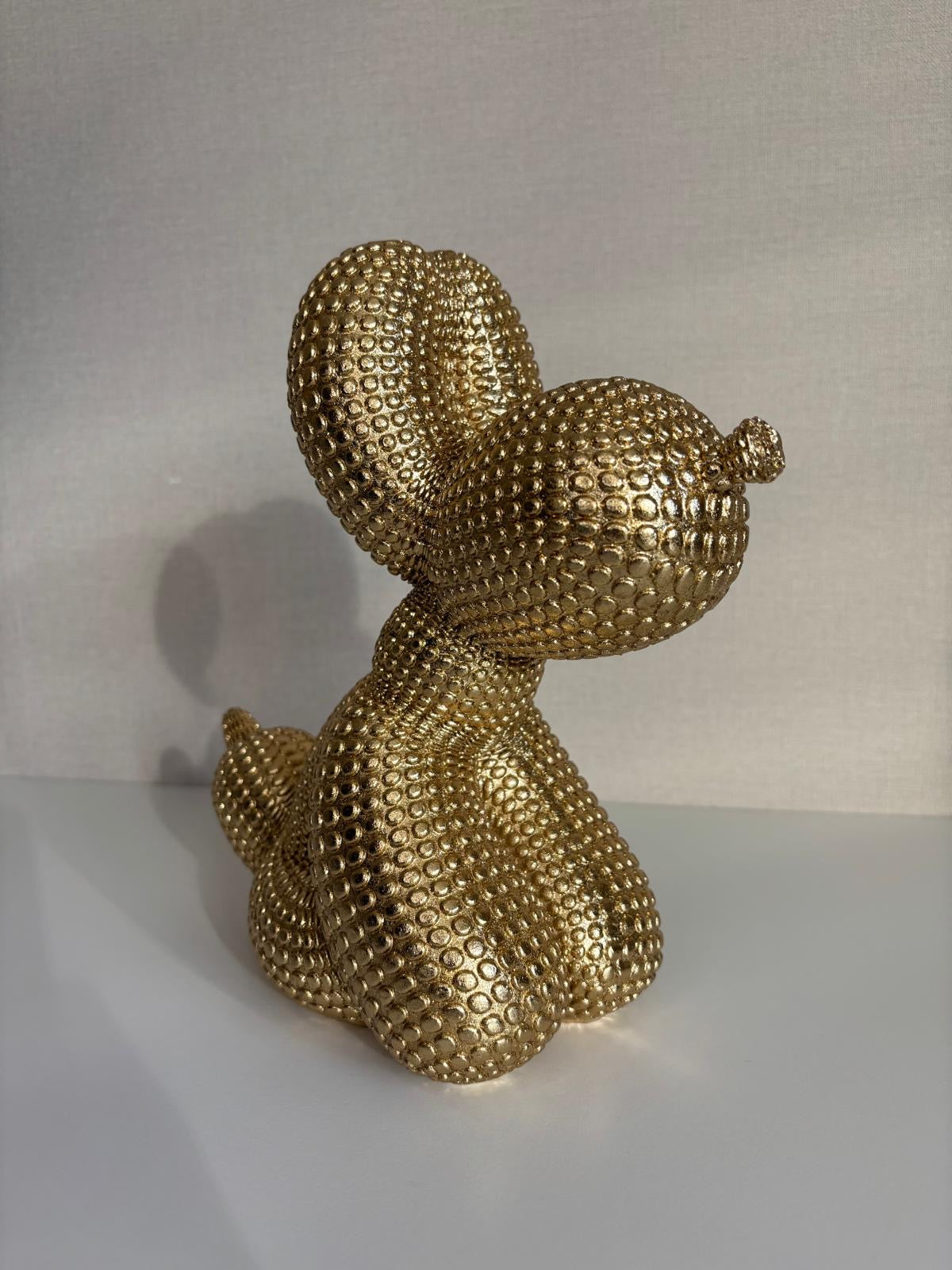 Dit stijlvolle decoratiestuk is geïnspireerd op de iconische ballonhonden en voegt een moderne en kunstzinnige uitstraling toe aan elke ruimte. Perfect als eyecatcher op een dressoir, boekenplank of bijzettafel.
