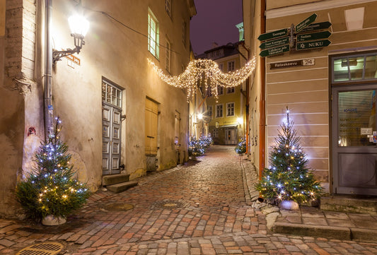 Kleine kerstgelukjes: een sfeervolle woonkamer met kerstverlichting, warme chocolademelk en gezellige decoraties. Geniet van de kleine momenten tijdens de feestdagen.