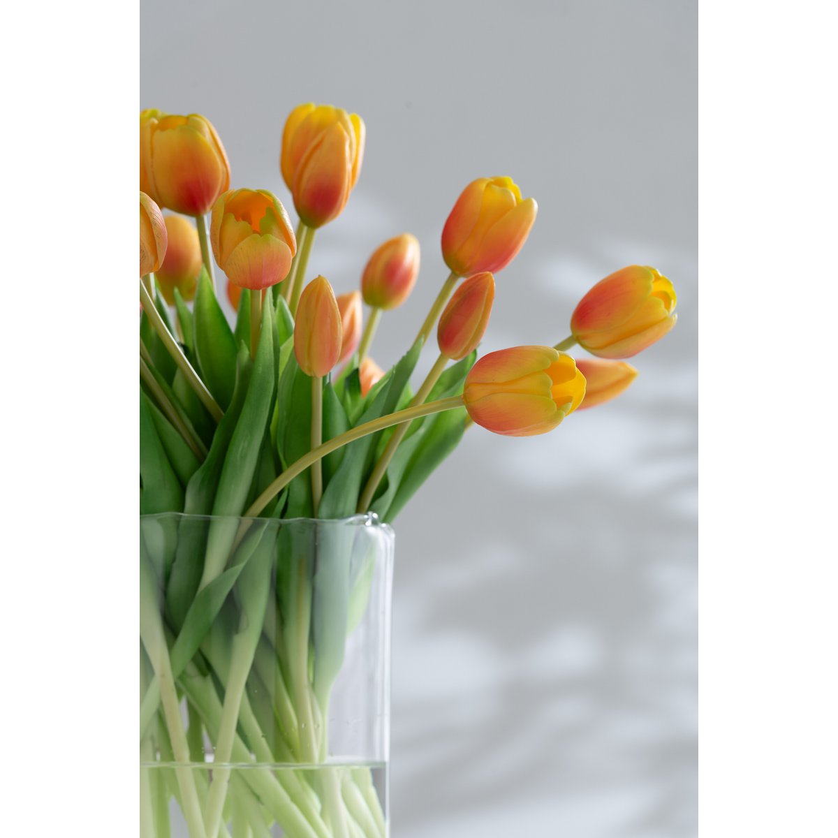 J-Line boeket met 5 grote tulpen in oranje en geel, perfect als kleurrijke en onderhoudsvrije decoratie voor het interieur