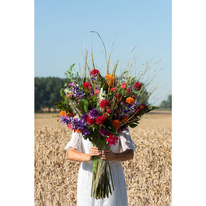 J-Line boeket met Ball Mum bloemen in fuchsia, gemaakt van kunststof, perfect voor een onderhoudsvrije en levendige decoratie voor het interieur.