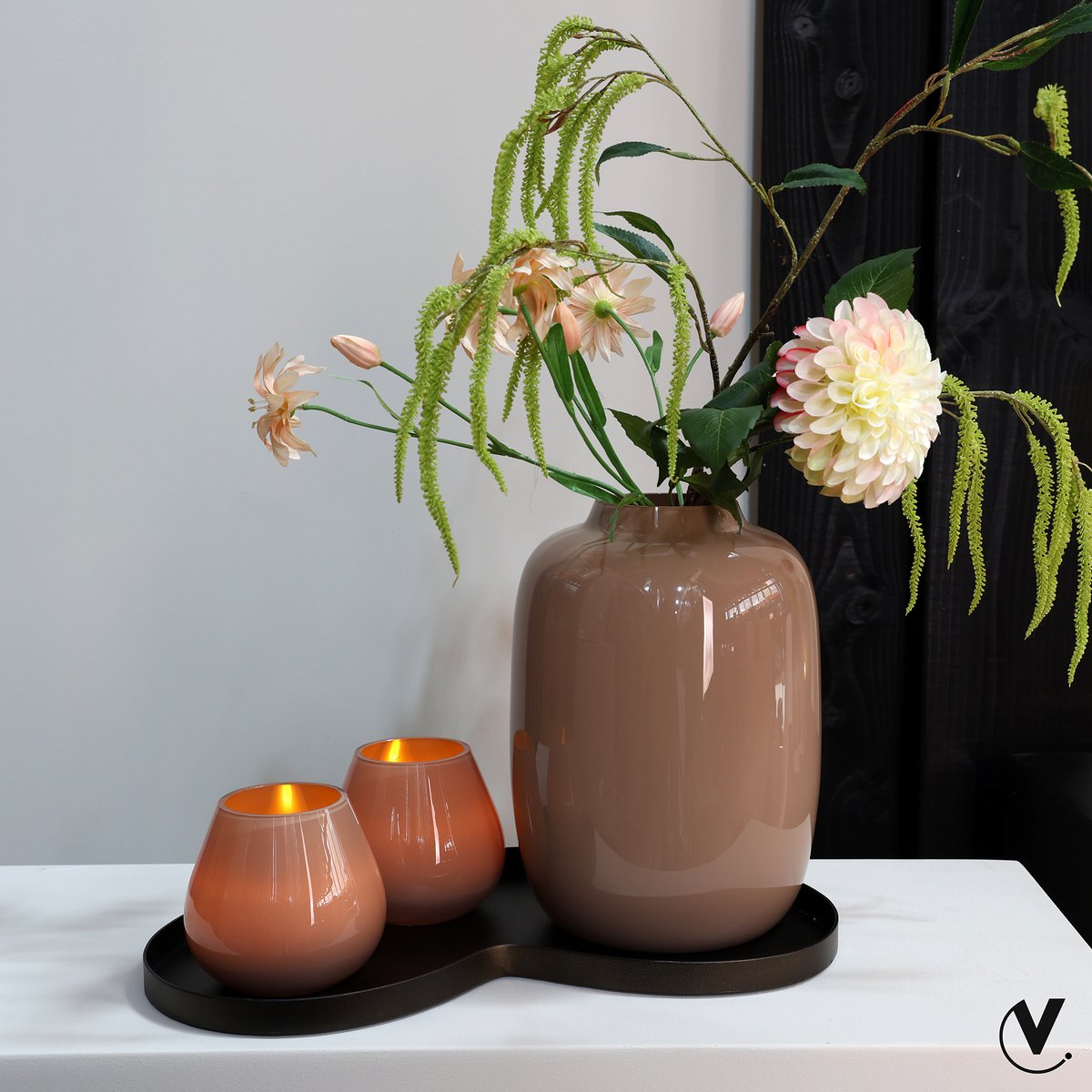 Ben je op zoek naar een stijlvol dienblad dat jouw interieur direct een upgrade geeft? Dit Bronzen Kidney Dienblad&nbsp;in de organische bonenvorm is de perfecte keuze! De luxe gouden kleur en de unieke vorm maken het tot een echte blikvanger die de aandacht trekt in elke ruimte.

Dit dienblad is niet alleen een prachtig decoratief item, maar ook erg praktisch. Gebruik het om kaarsen, vazen of andere accessoires elegante tentoon te stellen. Het dienblad is gemaakt van stevig metaal, waardoor het garant staa