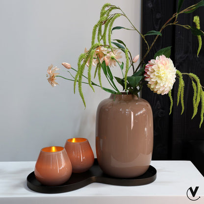 Ben je op zoek naar een stijlvol dienblad dat jouw interieur direct een upgrade geeft? Dit Bronzen Kidney Dienblad&nbsp;in de organische bonenvorm is de perfecte keuze! De luxe gouden kleur en de unieke vorm maken het tot een echte blikvanger die de aandacht trekt in elke ruimte.

Dit dienblad is niet alleen een prachtig decoratief item, maar ook erg praktisch. Gebruik het om kaarsen, vazen of andere accessoires elegante tentoon te stellen. Het dienblad is gemaakt van stevig metaal, waardoor het garant staa