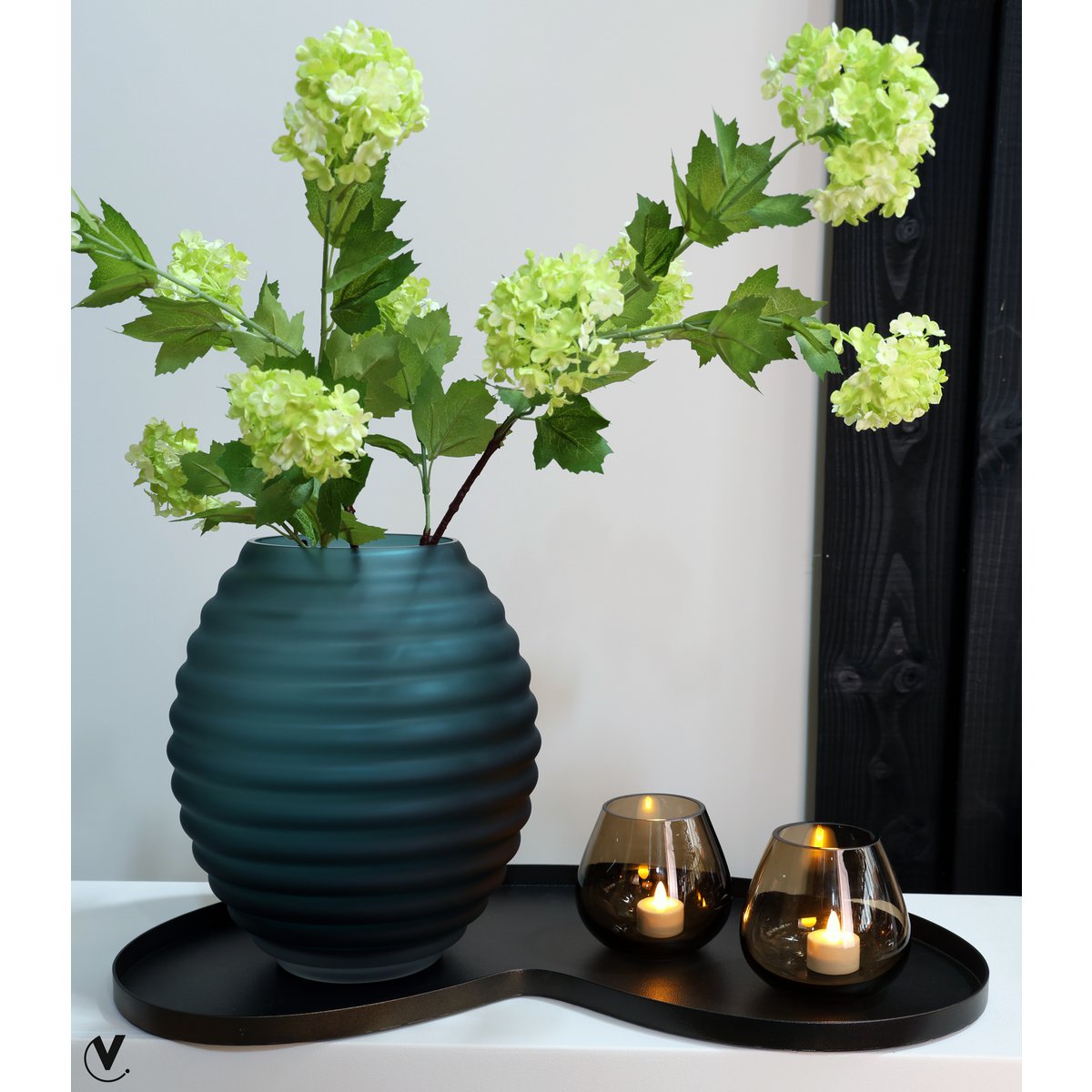 Ben je op zoek naar een stijlvol dienblad dat jouw interieur direct een upgrade geeft? Dit Bronzen Kidney Dienblad&nbsp;in de organische bonenvorm is de perfecte keuze! De luxe gouden kleur en de unieke vorm maken het tot een echte blikvanger die de aandacht trekt in elke ruimte.

Dit dienblad is niet alleen een prachtig decoratief item, maar ook erg praktisch. Gebruik het om kaarsen, vazen of andere accessoires elegante tentoon te stellen. Het dienblad is gemaakt van stevig metaal, waardoor het garant staa