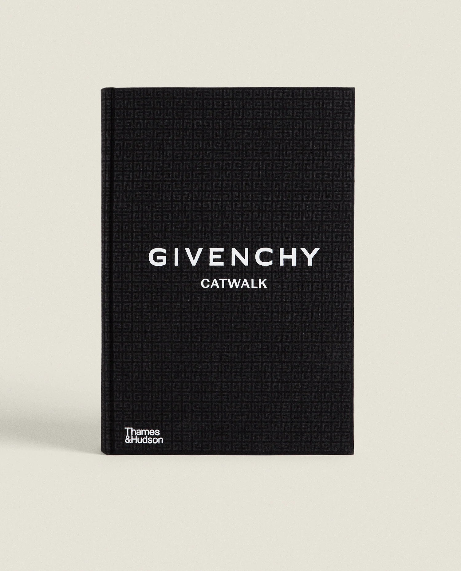 Givenchy: De gedrukte monografie over het iconische modehuis, met een chronologisch overzicht van de collecties, ontwerpen en invloedrijke ontwerpers zoals Hubert de Givenchy, John Galliano, Riccardo Tisci, Clare Waight Keller en Matthew M. Williams.