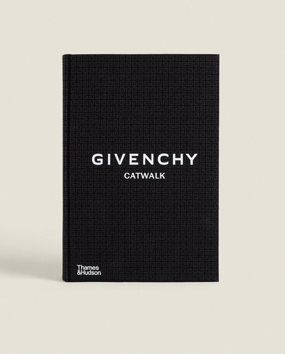Givenchy: De gedrukte monografie over het iconische modehuis, met een chronologisch overzicht van de collecties, ontwerpen en invloedrijke ontwerpers zoals Hubert de Givenchy, John Galliano, Riccardo Tisci, Clare Waight Keller en Matthew M. Williams.
