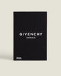 Givenchy: De gedrukte monografie over het iconische modehuis, met een chronologisch overzicht van de collecties, ontwerpen en invloedrijke ontwerpers zoals Hubert de Givenchy, John Galliano, Riccardo Tisci, Clare Waight Keller en Matthew M. Williams.