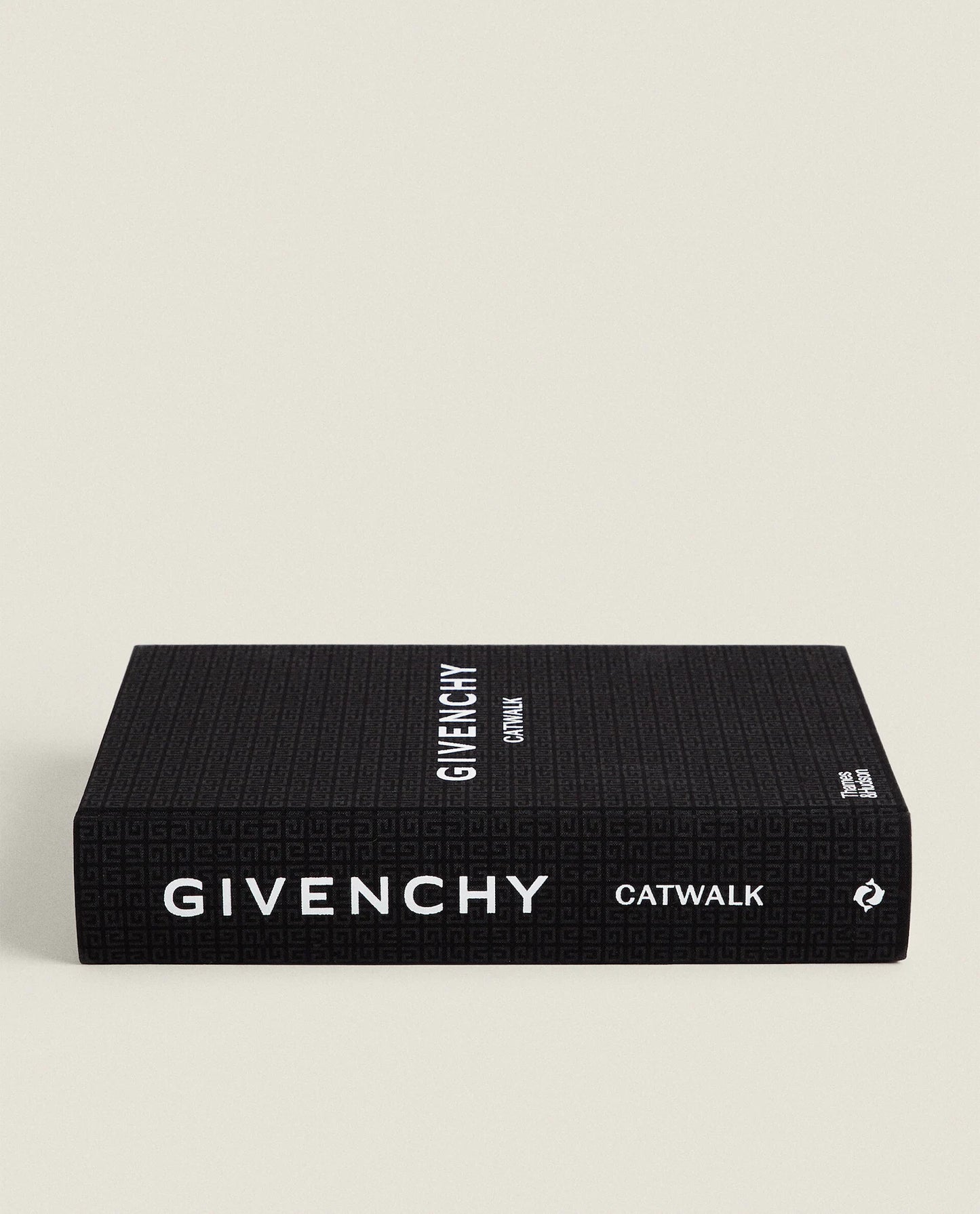 Givenchy: De gedrukte monografie over het iconische modehuis, met een chronologisch overzicht van de collecties, ontwerpen en invloedrijke ontwerpers zoals Hubert de Givenchy, John Galliano, Riccardo Tisci, Clare Waight Keller en Matthew M. Williams.