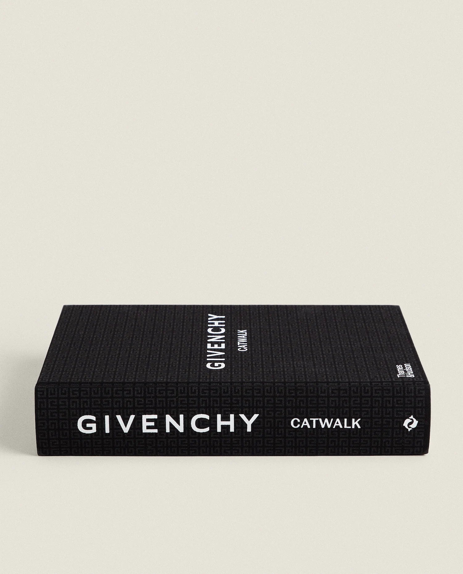 Givenchy: De gedrukte monografie over het iconische modehuis, met een chronologisch overzicht van de collecties, ontwerpen en invloedrijke ontwerpers zoals Hubert de Givenchy, John Galliano, Riccardo Tisci, Clare Waight Keller en Matthew M. Williams.