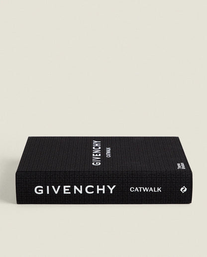 Givenchy: De gedrukte monografie over het iconische modehuis, met een chronologisch overzicht van de collecties, ontwerpen en invloedrijke ontwerpers zoals Hubert de Givenchy, John Galliano, Riccardo Tisci, Clare Waight Keller en Matthew M. Williams.