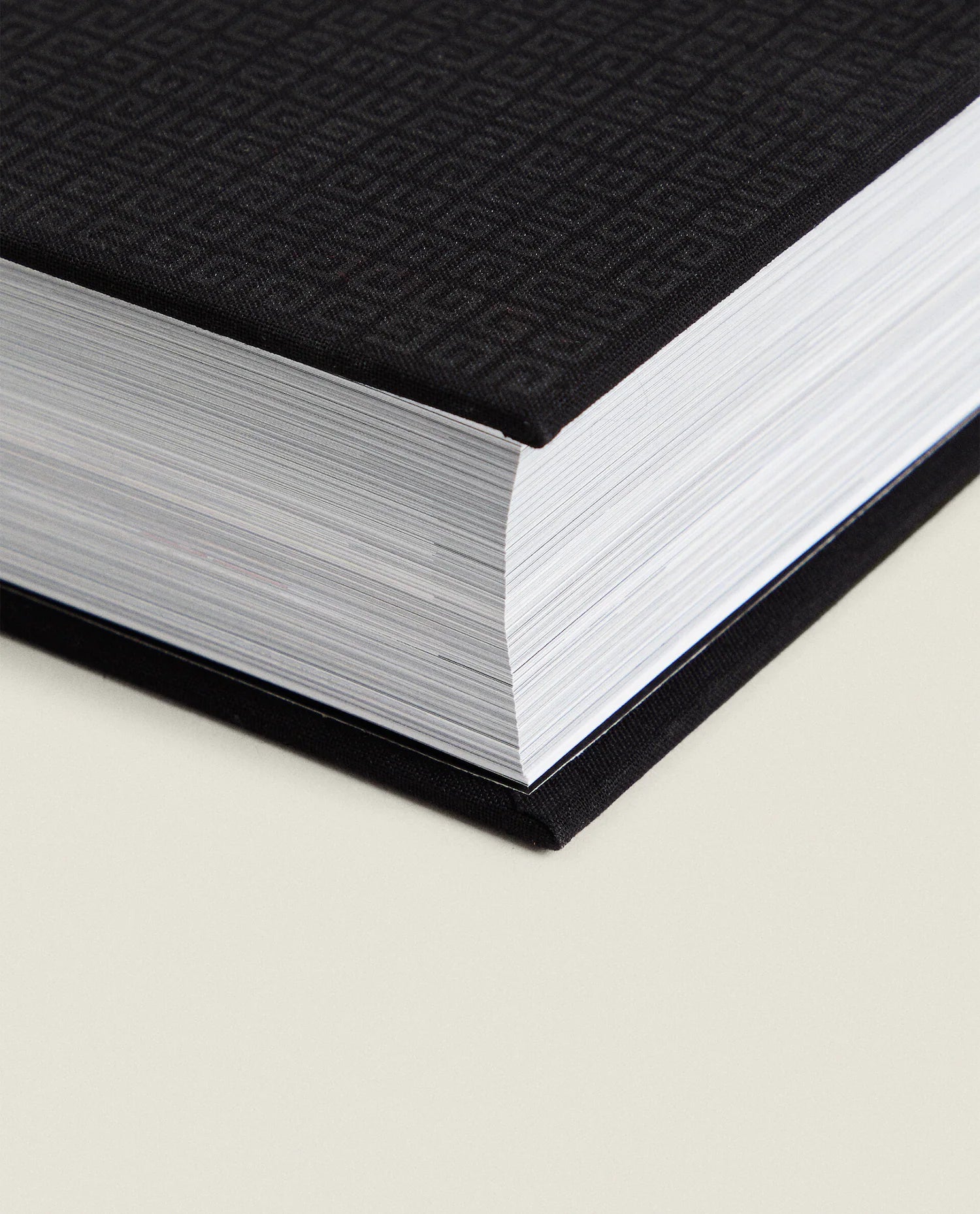 Givenchy: De gedrukte monografie over het iconische modehuis, met een chronologisch overzicht van de collecties, ontwerpen en invloedrijke ontwerpers zoals Hubert de Givenchy, John Galliano, Riccardo Tisci, Clare Waight Keller en Matthew M. Williams.