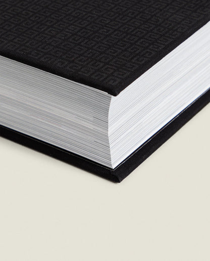 Givenchy: De gedrukte monografie over het iconische modehuis, met een chronologisch overzicht van de collecties, ontwerpen en invloedrijke ontwerpers zoals Hubert de Givenchy, John Galliano, Riccardo Tisci, Clare Waight Keller en Matthew M. Williams.