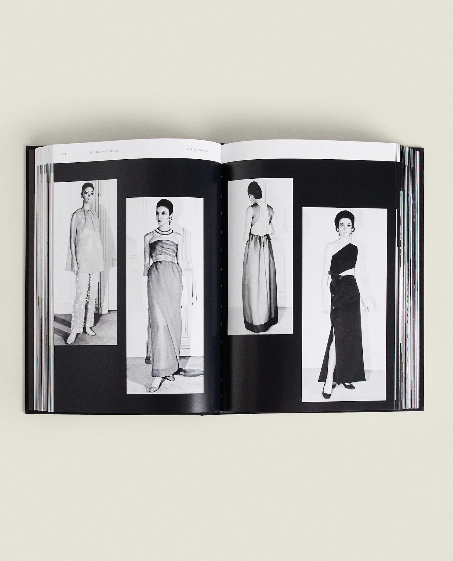 Givenchy: De gedrukte monografie over het iconische modehuis, met een chronologisch overzicht van de collecties, ontwerpen en invloedrijke ontwerpers zoals Hubert de Givenchy, John Galliano, Riccardo Tisci, Clare Waight Keller en Matthew M. Williams.