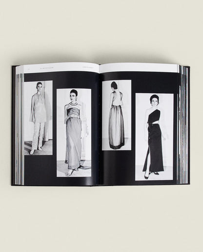 Givenchy: De gedrukte monografie over het iconische modehuis, met een chronologisch overzicht van de collecties, ontwerpen en invloedrijke ontwerpers zoals Hubert de Givenchy, John Galliano, Riccardo Tisci, Clare Waight Keller en Matthew M. Williams.