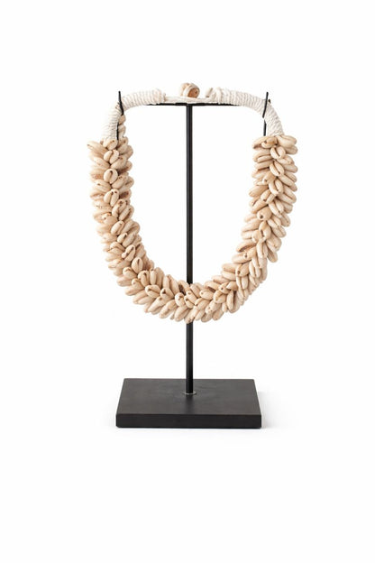 Kleine handgemaakte schelpenketting op standaard van Pole to Pole – natuurlijke woondecoratie met subtiele en tijdloze uitstraling