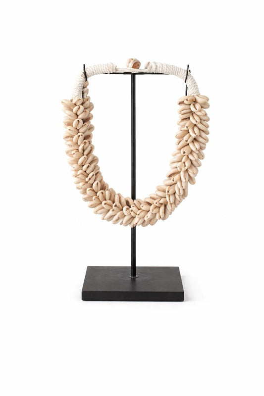 Kleine handgemaakte schelpenketting op standaard van Pole to Pole – natuurlijke woondecoratie met subtiele en tijdloze uitstraling