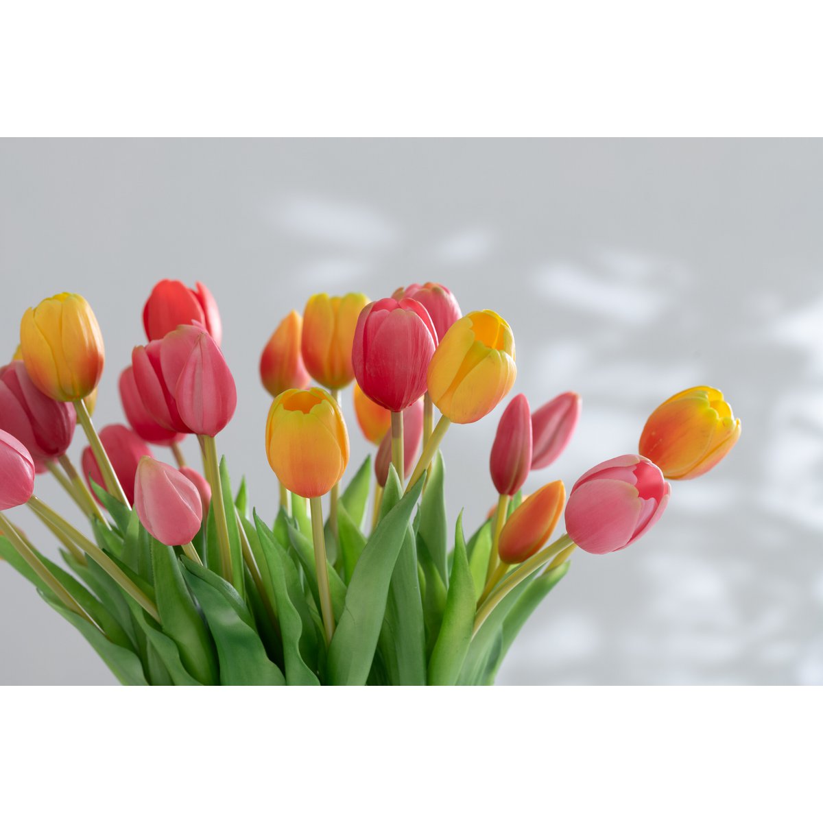 J-Line mix boeket tulpen,  felroze, lichtroze en geel oranje medium, realistische kunstbloemen van PU.