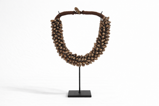 Kleine handgemaakte schelpenketting op standaard van Pole to Pole – natuurlijke woondecoratie met subtiele en tijdloze uitstraling