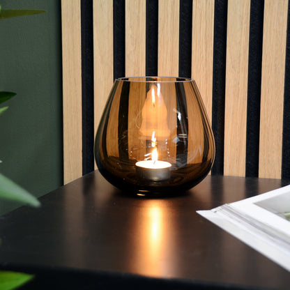 Deze waxinelichthouder Tasman van Vase The World is een echte 'geluk-maker', hij past namelijk in ieder interieur en in elk hoekje van het huis. Tevens leuk te combineren met de ander maten van de Tasman vazen. Heb jij 'm in gedachte al een mooie plek gegeven?