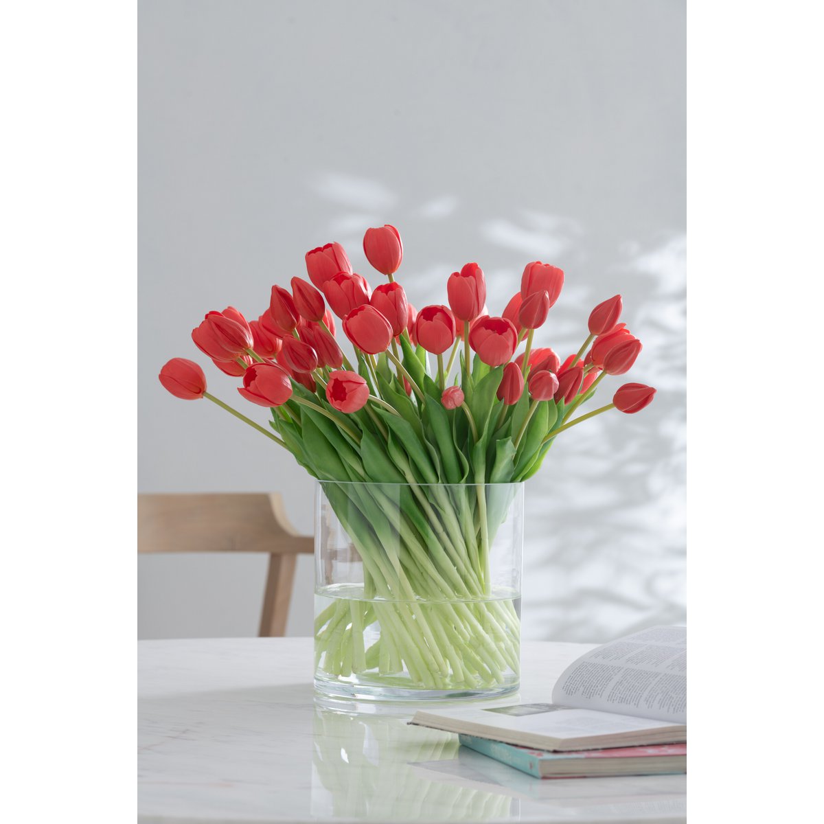 J-Line boeket met 7 grote tulpen in koraalroze, gemaakt van hoogwaardig materiaal, perfect als onderhoudsvrije en stijlvolle decoratie voor het interieur.