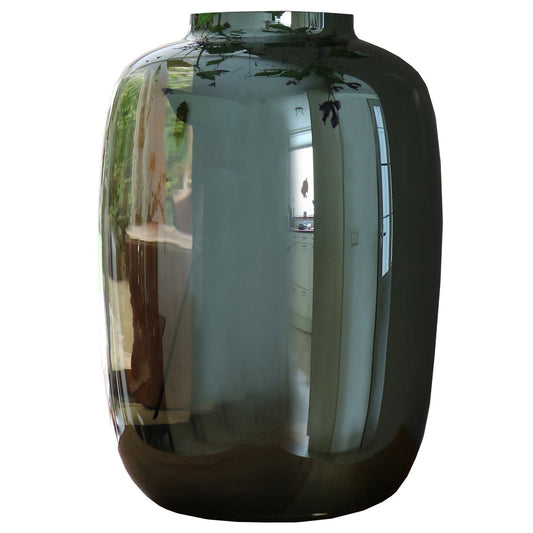 Glanzende zilveren glazen vaas van Vase The World met spiegelend oppervlak, mondgeblazen en elegant vormgegeven – perfect als luxe decoratie of bloemenvaas.

