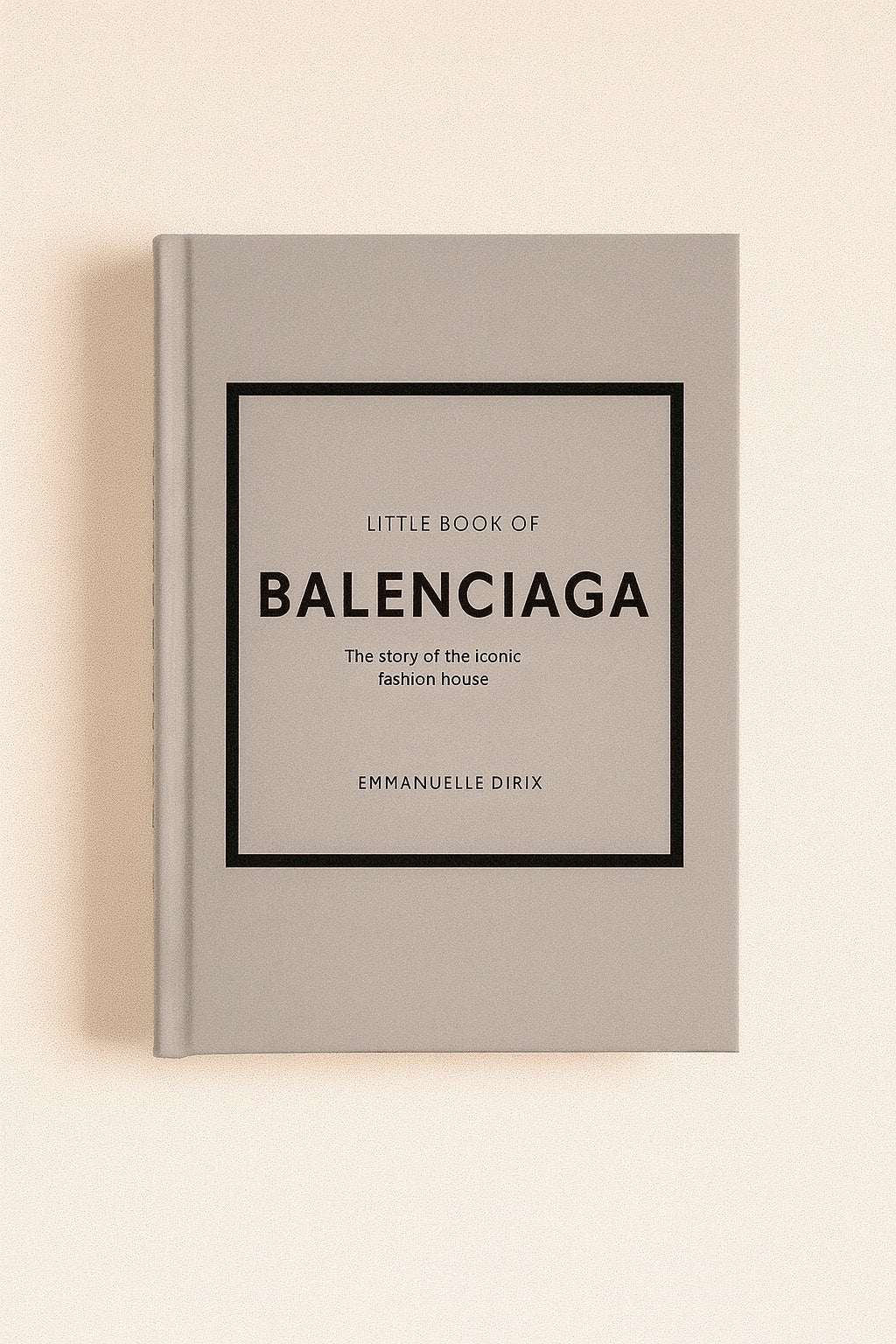 Little Book of Balenciaga (Nederlandstalig) van Emmanuelle Dirix is een onmisbaar boek voor iedere modeliefhebber. Het vertelt het verhaal van Cristóbal Balenciaga, de Spaanse couturier die bekendstaat als de “meester van ons allemaal”, zoals Christian Dior hem ooit noemde.