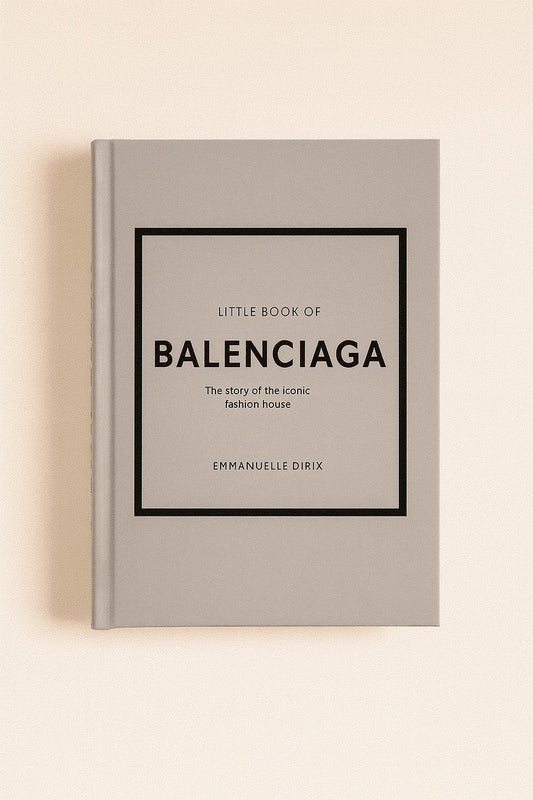 Little Book of Balenciaga (Nederlandstalig) van Emmanuelle Dirix is een onmisbaar boek voor iedere modeliefhebber. Het vertelt het verhaal van Cristóbal Balenciaga, de Spaanse couturier die bekendstaat als de “meester van ons allemaal”, zoals Christian Dior hem ooit noemde.