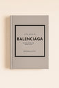Little Book of Balenciaga (Nederlandstalig) van Emmanuelle Dirix is een onmisbaar boek voor iedere modeliefhebber. Het vertelt het verhaal van Cristóbal Balenciaga, de Spaanse couturier die bekendstaat als de “meester van ons allemaal”, zoals Christian Dior hem ooit noemde.