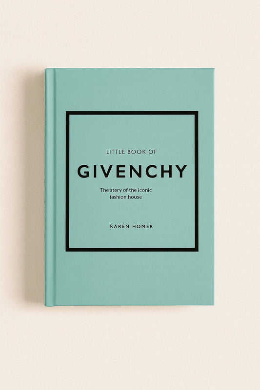 Little Book of Givenchy (Nederlandstalig) van Karen Homer is een must-have voor elke fashion liefhebber! Het neemt je mee in de wereld van het iconische Franse modehuis Givenchy, van de oprichting door Hubert de Givenchy tot de invloed die het merk vandaag de dag nog steeds heeft.