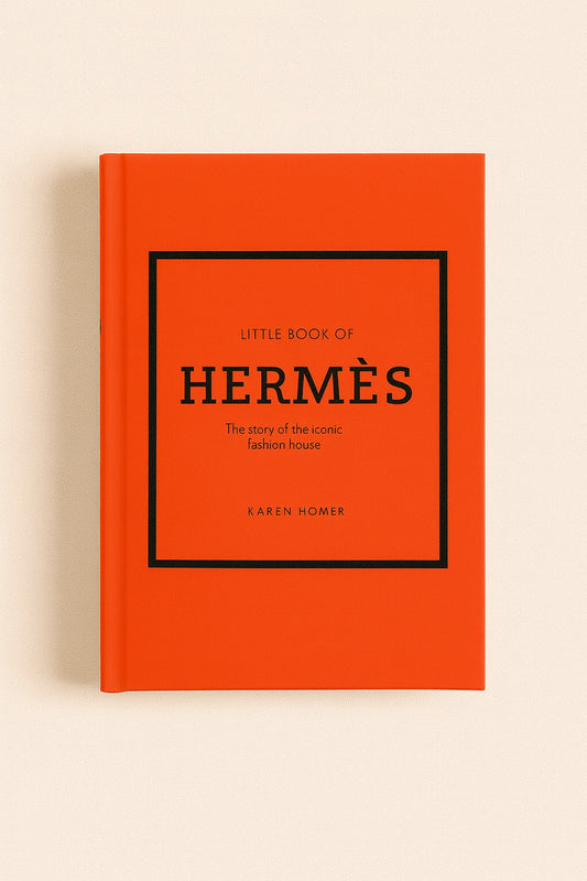 Little Book of Hermès (Nederlandstalig) van Karen Homer is een stijlvol en inspirerend boek voor iedere modeliefhebber. Het neemt je mee in de rijke geschiedenis van het Franse modehuis Hermès, dat wereldwijd bekendstaat om zijn ongeëvenaarde vakmanschap, tijdloze elegantie en iconische creaties.