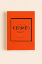 Little Book of Hermès (Nederlandstalig) van Karen Homer is een stijlvol en inspirerend boek voor iedere modeliefhebber. Het neemt je mee in de rijke geschiedenis van het Franse modehuis Hermès, dat wereldwijd bekendstaat om zijn ongeëvenaarde vakmanschap, tijdloze elegantie en iconische creaties.