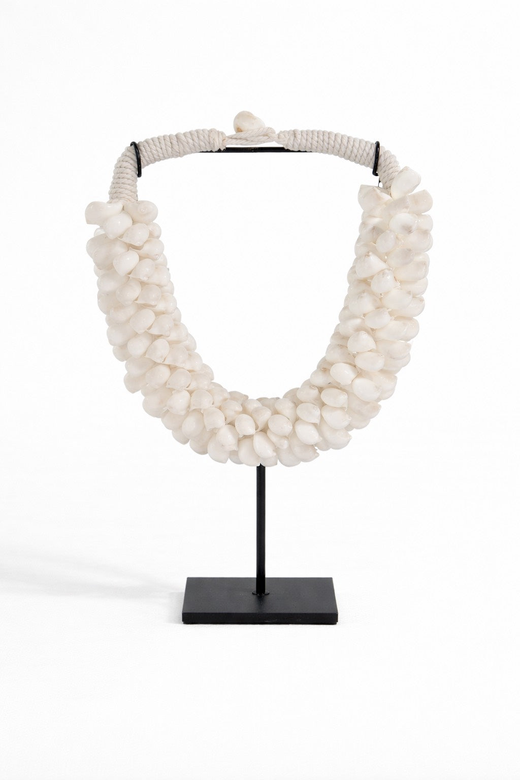 Schelpenketting op standaard van natuurlijke schelpen – handgemaakte woondecoratie van Pole to Pole voor een stijlvol en warm interieur