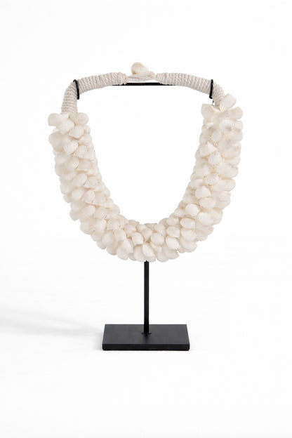 Schelpenketting op standaard van natuurlijke schelpen – handgemaakte woondecoratie van Pole to Pole voor een stijlvol en warm interieur