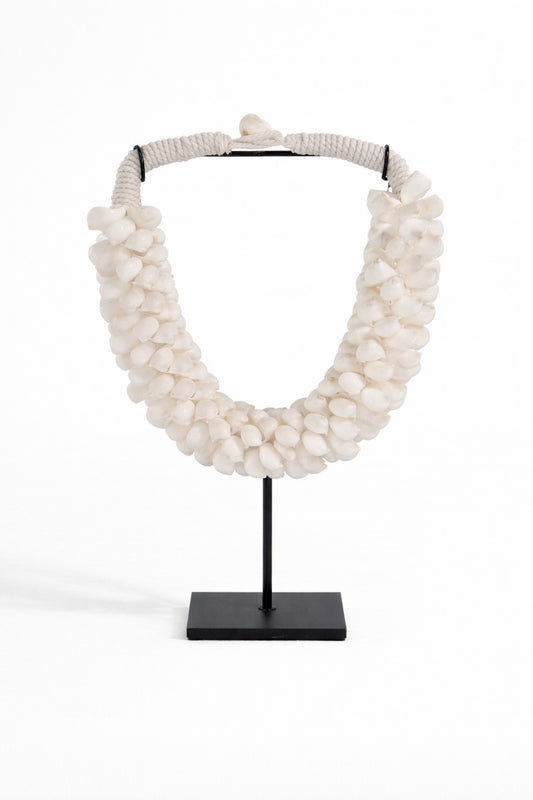 Schelpenketting op standaard van natuurlijke schelpen – handgemaakte woondecoratie van Pole to Pole voor een stijlvol en warm interieur