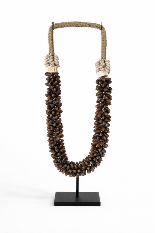 Handgemaakte schelpenketting op standaard met donkerbruine natuurlijke schelpen van Pole to Pole – decoratief woonaccessoire met wereldse uitstraling