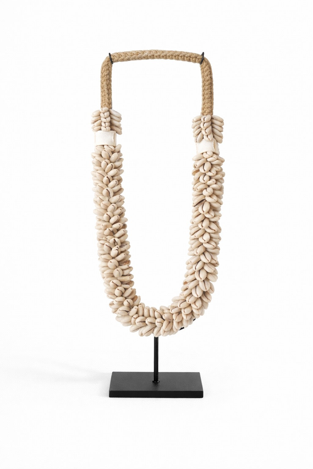 Handgemaakte schelpenketting op standaard van Pole to Pole – natuurlijke woondecoratie met tijdloos en ambachtelijk design