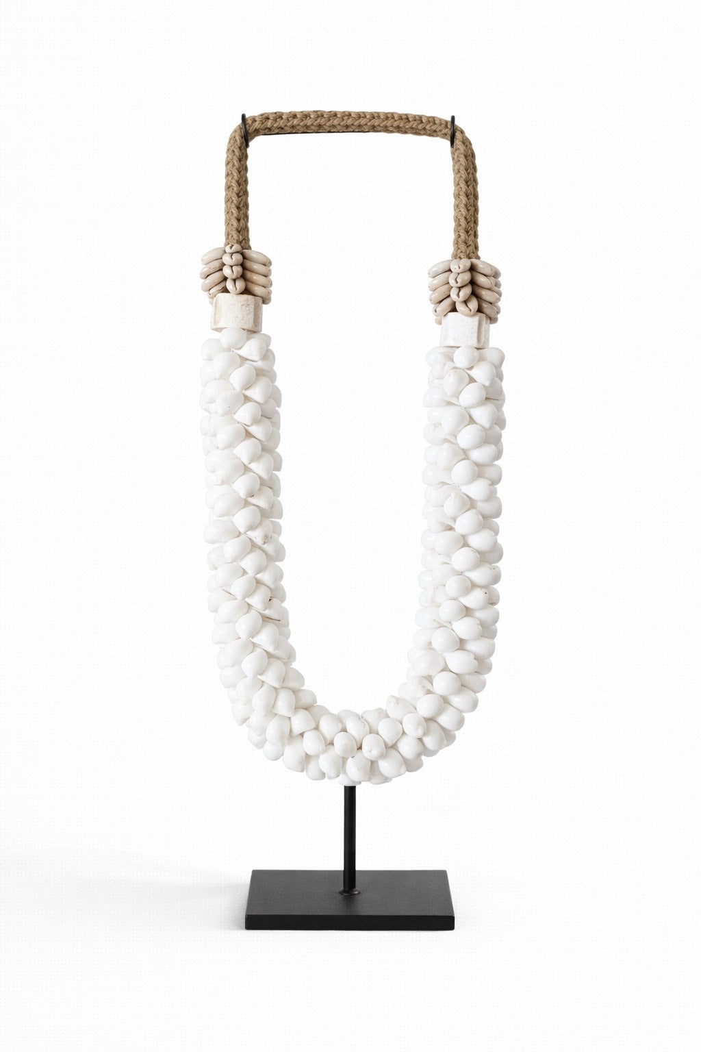 Witte handgemaakte schelpenketting op standaard van Pole to Pole – natuurlijke woondecoratie met tijdloos en rustig design