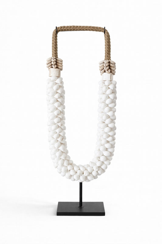 Witte handgemaakte schelpenketting op standaard van Pole to Pole – natuurlijke woondecoratie met tijdloos en rustig design