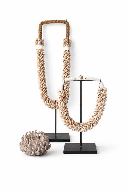 Kleine handgemaakte schelpenketting op standaard van Pole to Pole – natuurlijke woondecoratie met subtiele en tijdloze uitstraling