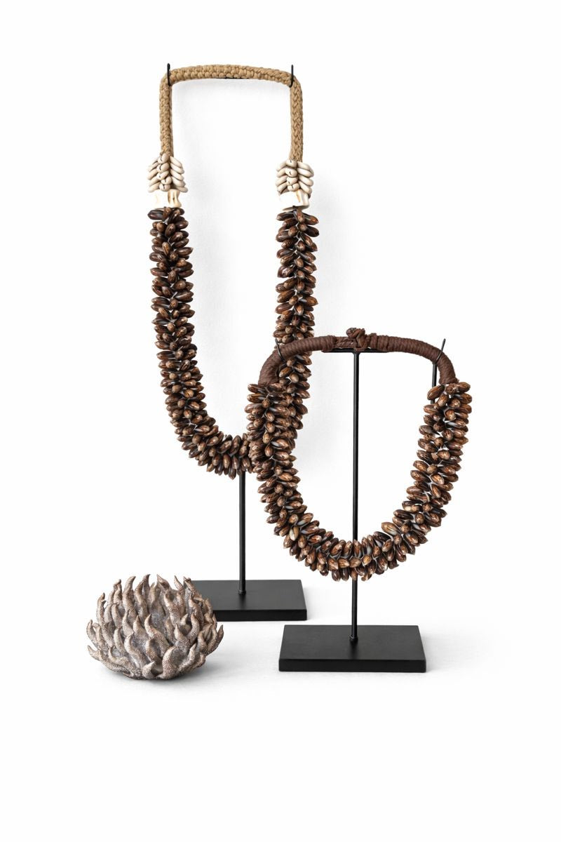Handgemaakte schelpenketting op standaard met donkerbruine natuurlijke schelpen van Pole to Pole – decoratief woonaccessoire met wereldse uitstraling