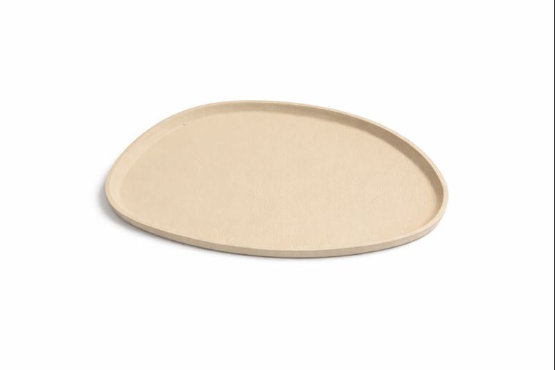 Ovaal dienblad in sandkleur met ruwe afwerking, minimalistisch design op witte achtergrond, verkrijgbaar in maat S en M