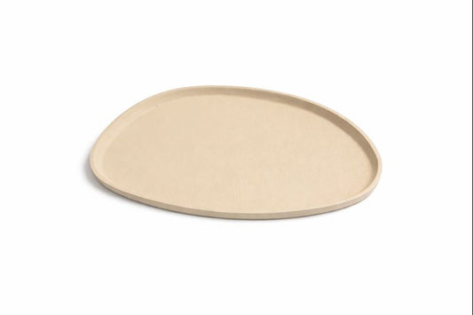 Ovaal dienblad in sandkleur met ruwe afwerking, minimalistisch design op witte achtergrond, verkrijgbaar in maat S en M