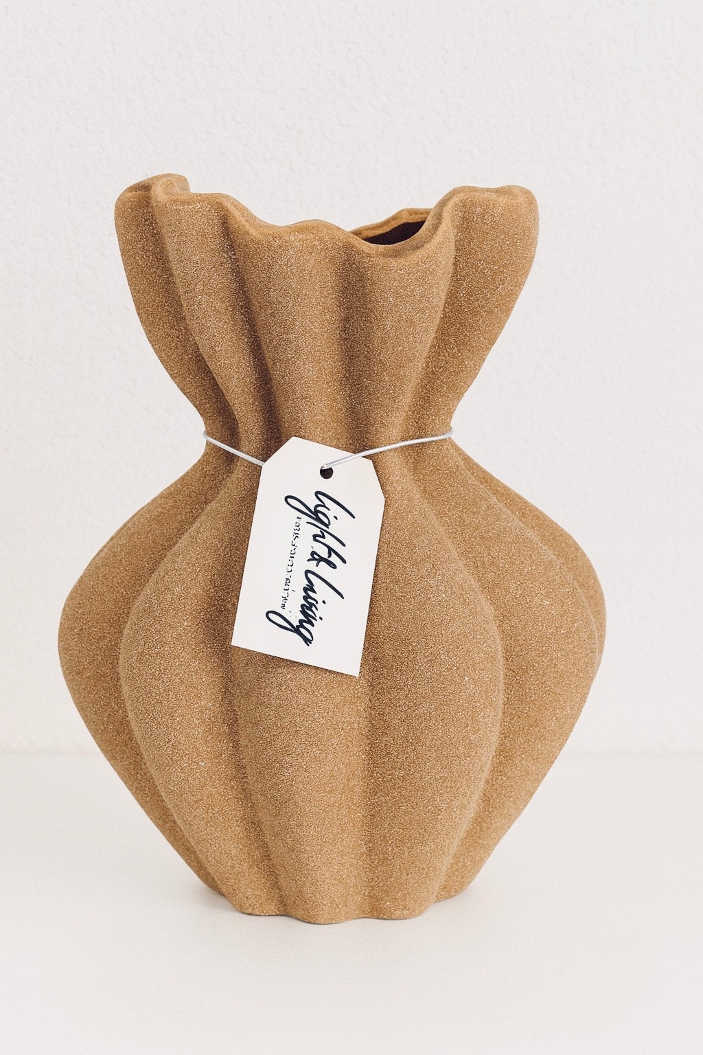 Light &amp; Living Vaas – Ø 20,5 x 24,5 cm

Breng sfeer en elegantie in huis met deze prachtige Light &amp; Living vaas.
Met een diameter van 20,5 cm en een hoogte van 24,5 cm is deze vaas een echte blikvanger in elk interieur.

Het stijlvolle design en de hoogwaardige afwerking maken deze vaas veelzijdig inzetbaar: combineer hem met een weelderig boeket bloemen, elegante droogtakken of laat hem stralen als losstaand decoratief object.

Dankzij de subtiele vormgeving past deze vaas moeiteloos in zowel een m