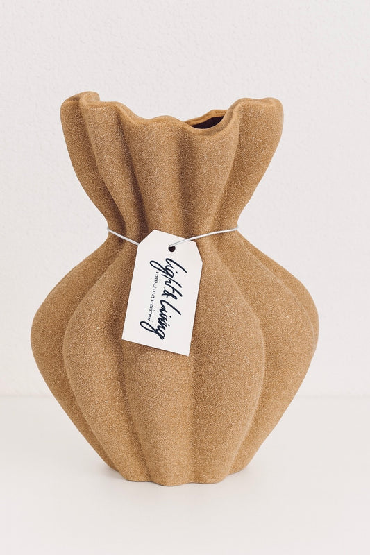 Light &amp; Living Vaas – Ø 20,5 x 24,5 cm

Breng sfeer en elegantie in huis met deze prachtige Light &amp; Living vaas.
Met een diameter van 20,5 cm en een hoogte van 24,5 cm is deze vaas een echte blikvanger in elk interieur.

Het stijlvolle design en de hoogwaardige afwerking maken deze vaas veelzijdig inzetbaar: combineer hem met een weelderig boeket bloemen, elegante droogtakken of laat hem stralen als losstaand decoratief object.

Dankzij de subtiele vormgeving past deze vaas moeiteloos in zowel een m