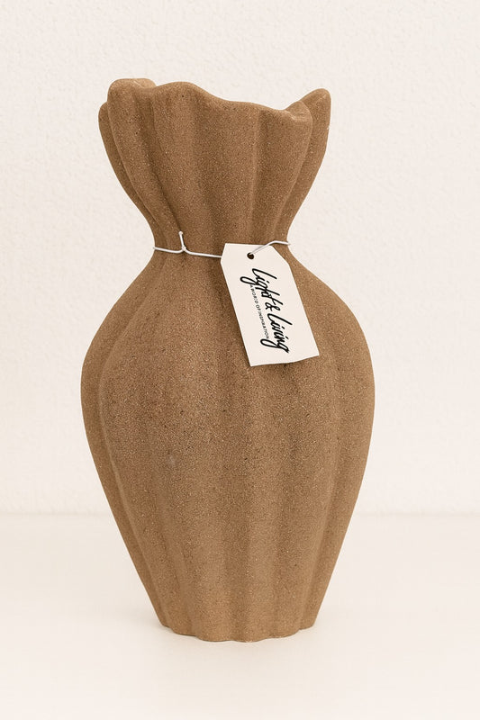 Geef je interieur een stijlvol accent met deze elegante&nbsp;Light &amp; Living vaas. Met een diameter van 19 cm en een hoogte van 35,5 cm is dit een slank en verfijnd model dat perfect tot zijn recht komt op een dressoir, eettafel of bijzettafel.

Het tijdloze design en de hoogwaardige afwerking maken deze vaas geschikt voor elk type interieur. Vul hem met een boeket verse bloemen, decoratieve takken of laat hem juist minimalistisch schitteren als losstaand statement piece.