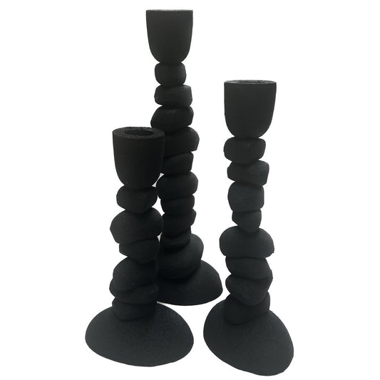  Zwarte metalen kaarsenhouder van Vase The World, geïnspireerd op gestapelde stenen, modern en sfeervol design voor dinerkaarsen.